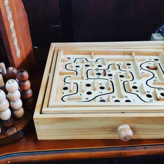 Non sai cosa fare dopo cena? Pensa a qualche gioco 🎯🎲🎱 noi ne abbiamo alcuni da proporti.  RIgorosamente #secondhand 

#magazzino #mobiliusati #ElCaracol #Brescia #volontariato #savetheplanet #mobiliecologici #mobilisostenibili #mondogreen #reusereducerecycle #recuperocreativo #riciclocreativo #reuse #reduce #recycling #reducethewaste #zerosprechi