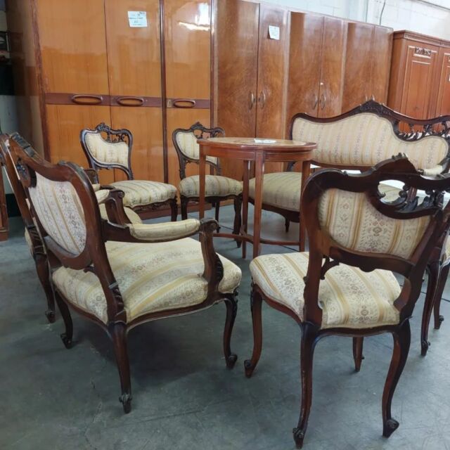 Che salotto ! Che stile ! 
Lo puoi vedere oggi 🌱 in via Villa Glori 10 b , Brescia 
♻️ ore 9-12 e 15-18
#riuso #vintagestyle #mobilisostenibili #mobiliusati