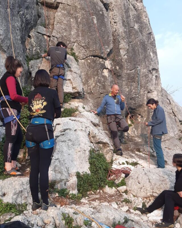 📷 Qualche scatto dalle nostre uscite in falesia per imparare ad arrampicare!

🧗🏻‍♀️ Scalare la montagna è una bella sfida, per il corpo e per la mente.

Grazie alla guida alpina @guidobonvicini per averci accompagnati in equilibrio tra la roccia!
