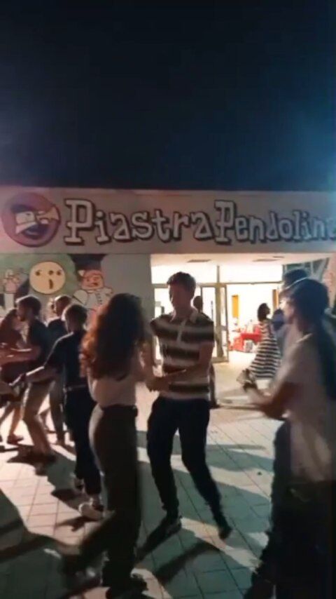Una serata di balli, musica, giochi da tavolo in buona compagnia per festeggiare l'arrivo dell'estate e salutarci.
Ci rivediamo a settembre! ✌️